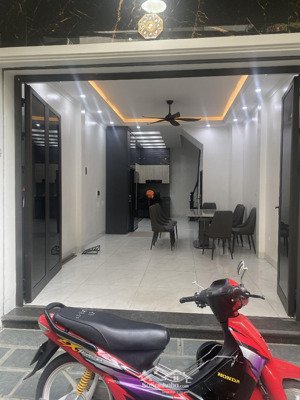 chính chủ cần bán gấp nhà nguyễn văn cừ dt 50m2, 5 tầng, mt4.1m, tặng nội thất, ô tô vào nhà.