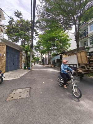 ông anh gửi bán dùm căn nhà 2 mt ngang 5x16m 1trệt3 lầu ở đường số 8 ql13 cạnh kdc hồng long 9,99ty