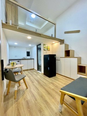 duplex gác cao, đủ nội thất, giặt riêng. toà nhà thang máy. ngay ngã tư hàng xanh, đh ftu, hutech