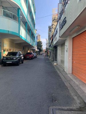 cần bán gấp nhà đường ô tô thông lê văn sỹ, trường sa, 40m2, 3 tầng 4pn, có dòng tiền 144 triệu/năm