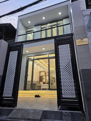 mua 1 được 2 nhà mặt tiền hẻm, cách đường htp q7 vài bước chân. dt: 4.63x23m shr thương lượng