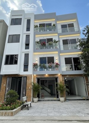 bán nhà 32m2 giá 4tỷ ô tô cạnh gần nhà , gần quốc lộ 6 thiết kế hiện đại , không quy hoạch
