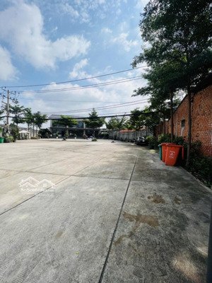 bán khuôn đất vàng mặt tiền showroom quốc lộ 13 p.hiệp bình phước -dt: 33x85m cn 1870m2 giá 126 tỷ