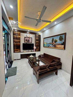 anh trai gửi bán nhà tổ 13 yên nghĩa, xây độc lập, full đồ, dt 36m2x5t. có sân riêng. giá 6 tỷ