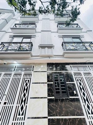 cần tiền bán gấp nhà biên giang, đang cho thuê, dt 32m2, 4 tầng. 15m ra ô tô tránh. giá 3,53 tỷ