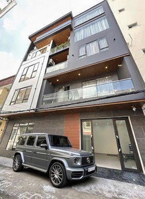 nhà 5 tầng thang máy cạnh aeon mall, đường rộng ô tô đỗ cửa nội thất hiện đại, thông minh.