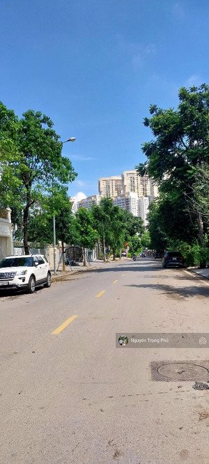 bán biệt thự tại đường nguyễn văn luyện, quận hà đông, lô góc,dt250m,3t,mt25m, 41.8 tỷ. 