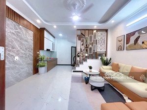 chỉ hơn 5 tỷ sở hữu ngay căn nhà bề thế tại trung tâm phường thạch bàn ôtô moning lùi đến tận cửa