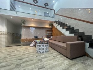 bán nhà mê lửng dt 70 m2, ngang 5 m, 2 mặt kiệt. sau lưng mặt tiền trần duy chiến