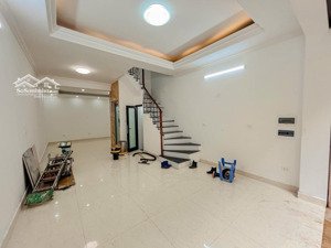 bán nhà hoàng văn thái .30m2 7,5 tỷ .30 m ra mặt đường.