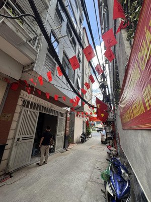 siêu hiến nhà 4t cách mp hào nam 30m, gần ga tầu điện, ngõ xe máy tránh ba gác, dt 69m2 mt 5,3m