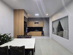 nhà 2 tầng khu b royal park. ngay trục đường cổng chính. đường trước nhà 2 làn rộng 20m