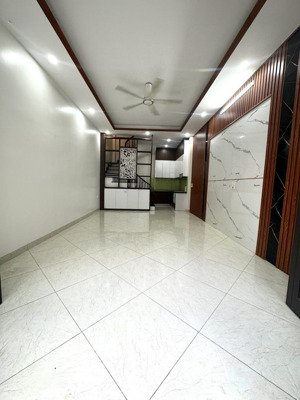 hơn 6 tỷ nhà gần 40m2 x 5 tầng xây mới, lô góc 4 mặt thoáng, trung tâm gần time city ngõ rộng 3m