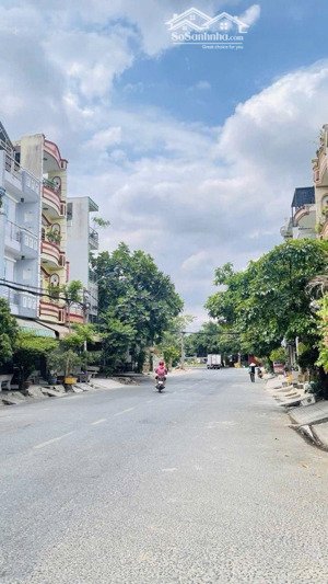 12 tỷ 300 thương lượng, nhà 4 tầng mặt tiền kinh doanh, diện tích, ngan 4 mét - dài 18 mét.