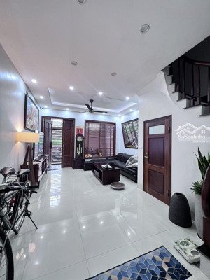 bán nhà dân xây phố ngọc thụy, 9.5 tỷ, 60m2, mt 4m, 20m ra ô tô tránh, gần trường pháp, 