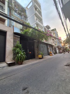 gà đẻ trứng vàng - chdv 6 tầng 17 phòng khép kín - thang máy xịn - hợp đồng khoán 70 triệu/ tháng..