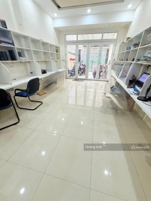 hẻm xe hơi - diện tích lên đến 84m2 - các phòng đều thoáng mát.ban gấp giảm từ 9t5 xuống còn 8t5