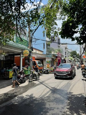 chdv 6 tầng 18p. thu nhập 100tr/th. 99m vuông a4. hxh 8m. gần cv làng hoa. 17tỷ hơn tl