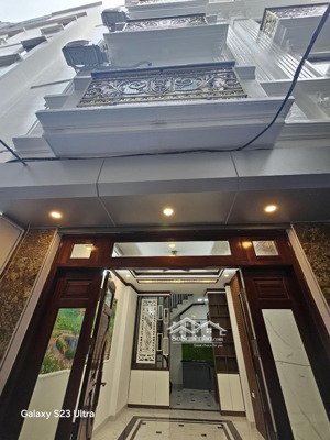 nhà kim mã - gần phố - gần chợ - giao thông thuận tiện - ngõ 3m sáng thoáng