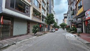 bán nhà hoàng quốc việt- 9 tầng thang máy- đường 10m, 70m2, mặt tiền 5m- vỉa hè rộng- giá 25.5 tỷ