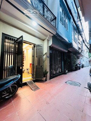 bán nhà ngay đầu ngọc thuỵ,lb 42m 5tầng mới đẹp,gần ngay mipec long biên chỉ loanh quanh 8tỷ