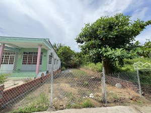 tôi chính chủ cần bán hơn 300 m2 đất ở chợ long phước, dân cư đông đúc. cần bán gấp sang sổ ngay