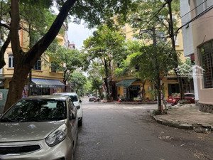 nhà phân lô đền lừ, hoàng mai. ô tô vào nhà, mt5,5m, dt: 56m2, giá: 21,9 tỷ.