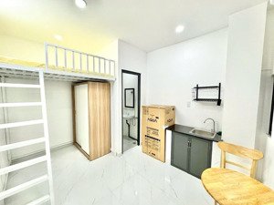 duplex mới đủ nội thất. toà nhà thang máy, giặt sấy. ở 2-3 bạn. gần chợ cây quéo. thuận tiện đi làm