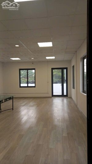 Cho thuê văn phòng, cửa hàng kinh doanh mặt phố Phú Viên, ngay bùng binh cầu Chương Dương. Dt 400m2