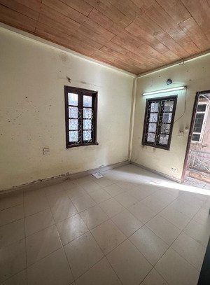 nhà lô góc trong ngõ phố bạch mai .