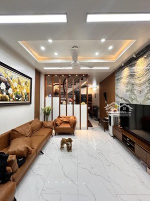 bán nhà xuân đỉnh, 40m ô tô, nội thất xịn sò, sát phố, 31m2, 8.1 tỷ.