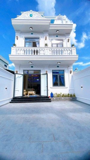 cho thuê nhà trệt lầu 3phòng ngủ sân ô tô mới đẹp hẻm huỳnh văn luỹ gần ubnd phú lợi