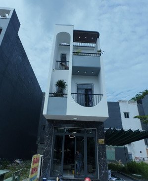 nhà 2 lầu 1 trệt 60m2 đối diện công viên