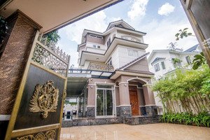 cho thuê biệt thự góc 2mt có hồ bơi, thang máy full nt nẹp đỗ xuân hợp, plb q9