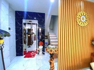 nhà trung tâm phố trích sài mt 4.3m view cửa sổ ngắm trọn hồ tây