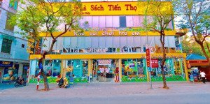 cho thuê nhà mặt phố đường láng, 300m2, mặt tiền 12m, gấp!