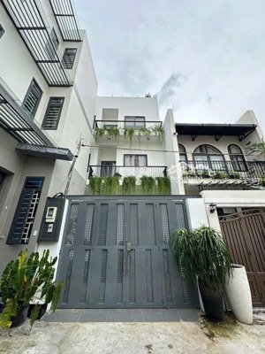 giảm mạnh 2 tỷ -- chủ cần bán gấp căn hộ dịch vụ 4 tầng, cho thuê 70 triệu, giá 24 tỷ