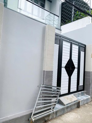 tôi bán nhà 107 m2, sổ hồng riêng, 1 trệt. 1 lầu, 6 pn, 6 wc, chia làm 2 căn, quận 7, giá: 7,8 tỷ