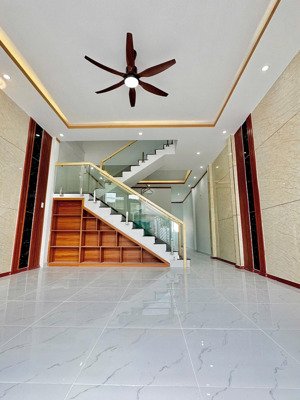 cho thuê gấp nhà 1 trệt 1 lầu mới tinh sân xe hơi, ngay cuối đường đồng khởi, gần cty changshin