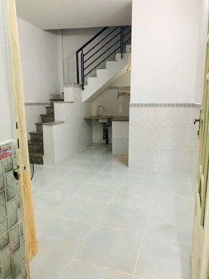 tôi bán nhà 42 m2 sd, 1 trệt. 1 lầu đúc, tuyệt đẹp, quận 7. giá: 869 triệu