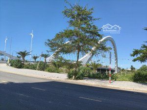 bán đất biệt thự dt gần 300m2, giá 20 tr/m2, 2 mặt tiền, view kênh mát mẻ, gần sát sông cổ cò.