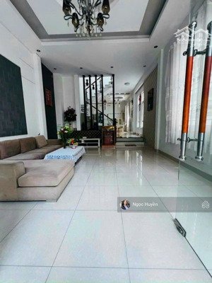 ngộp - nhà 2 tầng -hxh - gần phạm văn đồng -dt : 90m2 giá 6,4 tỷ - ngang 4,5 m