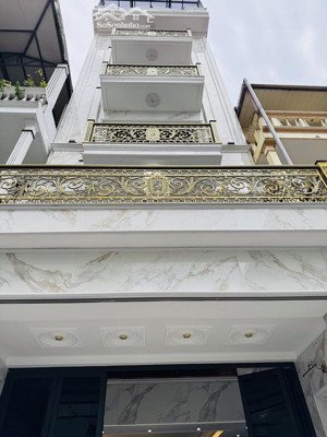 vị trí víp- 7 tầng thang máy- 2 mặt thoáng - 3 ô tô ngủ trong nhà- nội thất đẹp. bán nhà phố