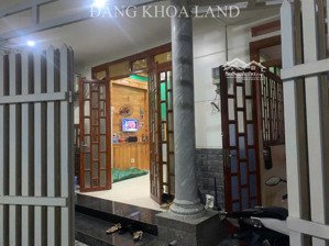 chỉ nhỉn 4 tỷ! nhà cấp 4 mới! xe hơi tận nhà! gần phạm văn đồng!