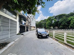 chủ gửi bán gấp nhà 2 tầng view hồ, công viên phố nguyễn sơn. đường vỉa hè ô tô tránh, kinh doanh