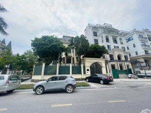 bán biệt thự vườn đào - lạc long quân: 220m2, 6 tầng lô góc, mt 22m. giá thoả thuận. lh: 