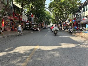 bán nhà mặt phố ngọc lâm, quận long biên, vị trí trung tâm, kinh doanh đỉnh, giá tốt, 58m, 20 tỷ.