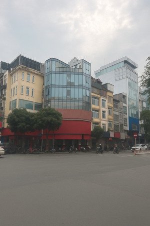 cho thuê mbkd phố trần quốc hoàn. dt 60m2 x 6 tầng. mặt tiền 15m. có thang máy