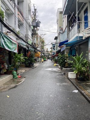 cần bán nhà q11 gần đầm sen đường ô tô