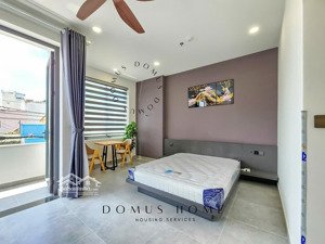 cho thuê căn hộ ban công, full nội thất tại mặt tiền đường bến vân đồn quận 4, gần cầu khánh hội